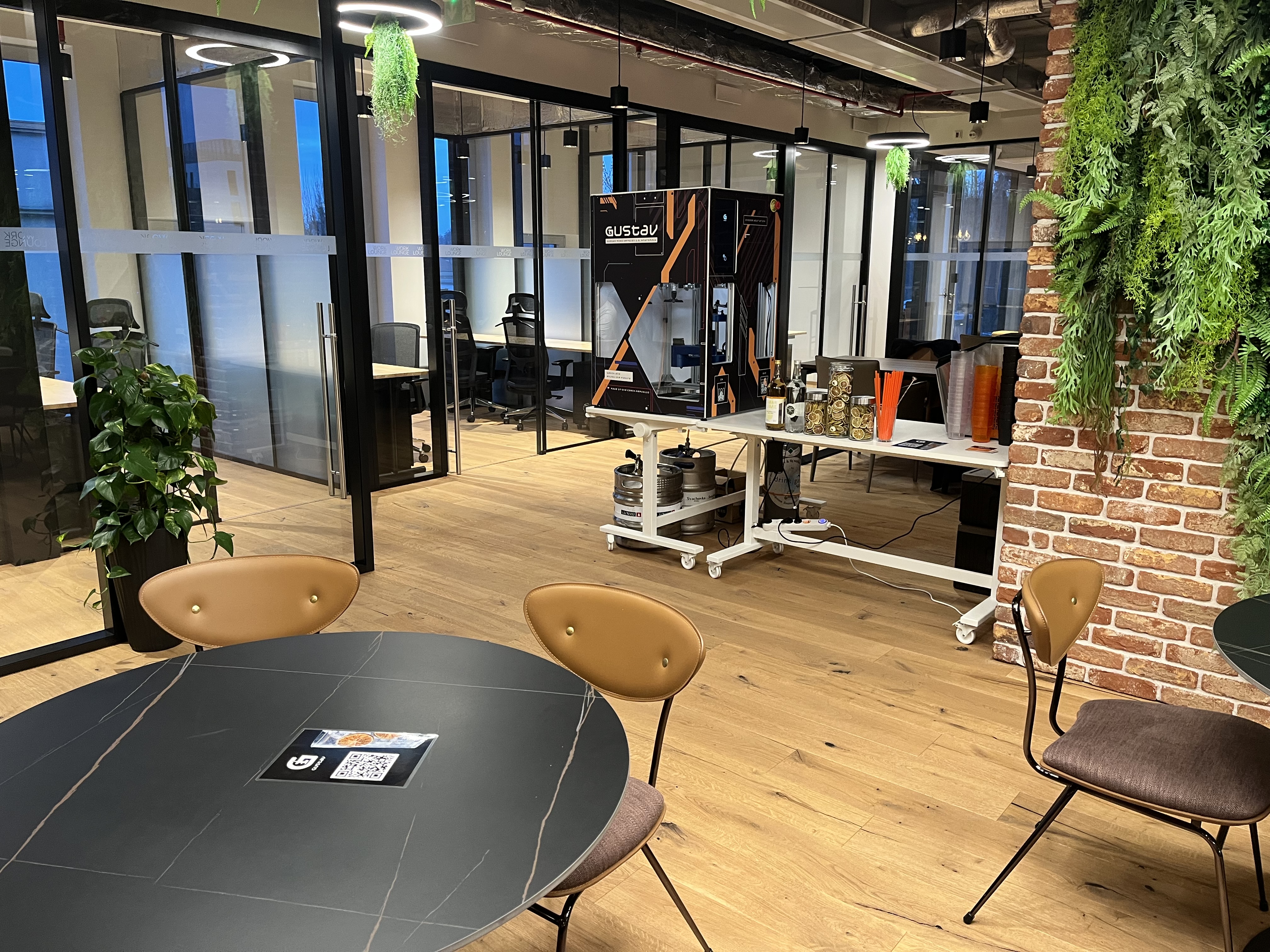 Robotický koktejlový stroj GUSTAV